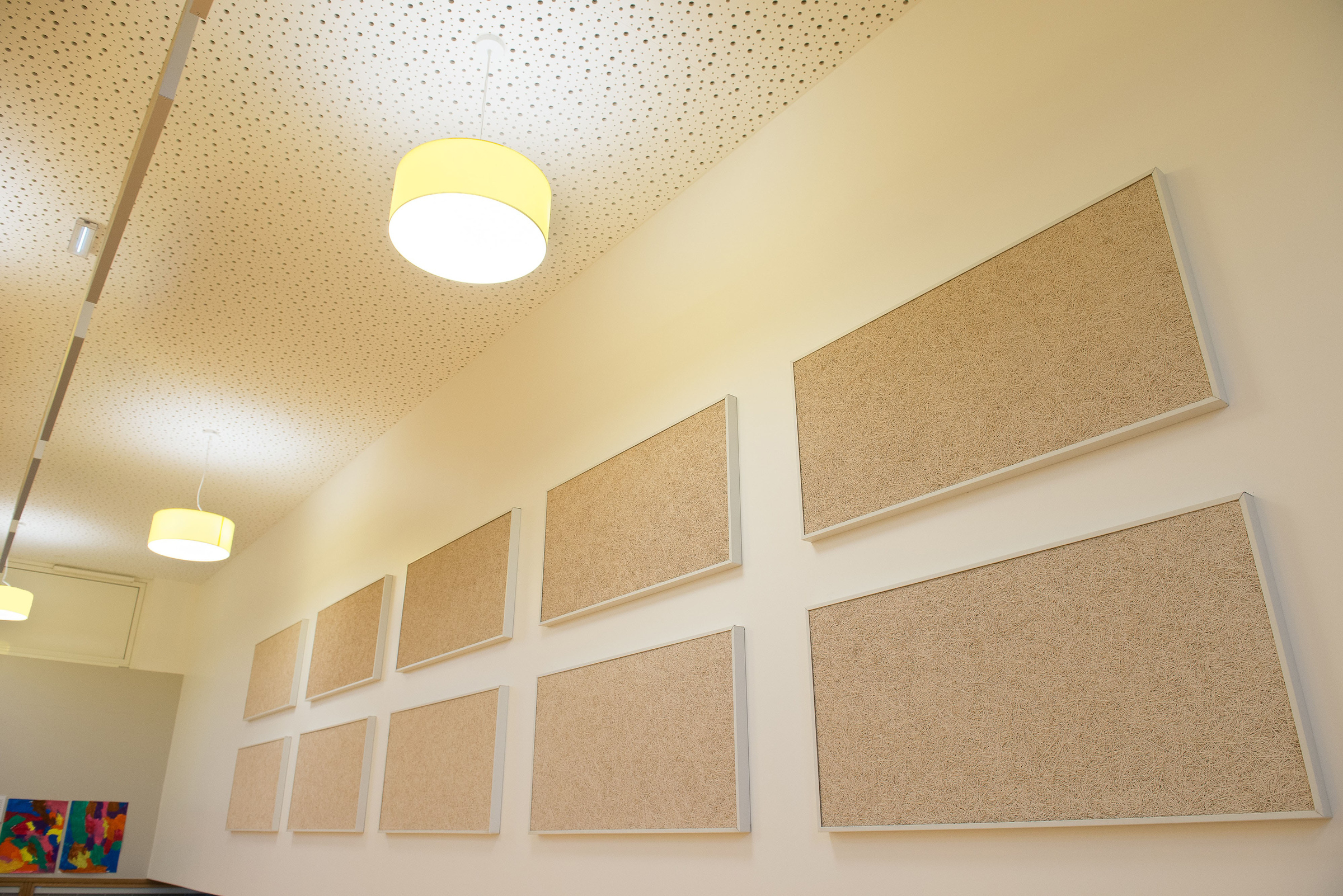 Plafond plâtre et baffles acoustiquesen laine de bois