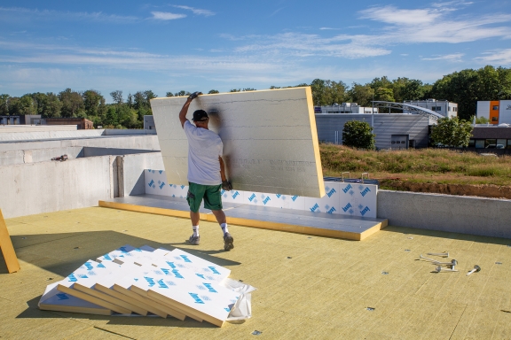 Mise en oeuvre de Knauf Steeltoit - isolation en polyuréthane pour toiture-terrasse