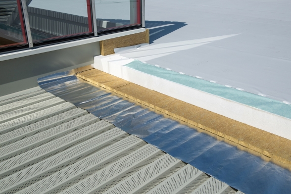 Mise en oeuvre de l'isolation de la toiture-terrasse avec le procédé Knauf Thermotoit