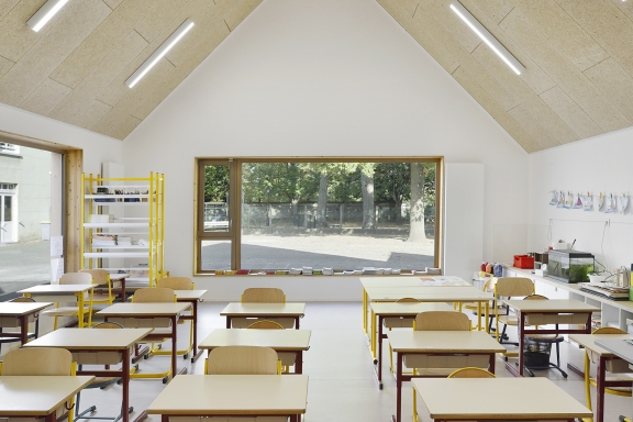 Salle de classe avec traitement acoustique du plafond