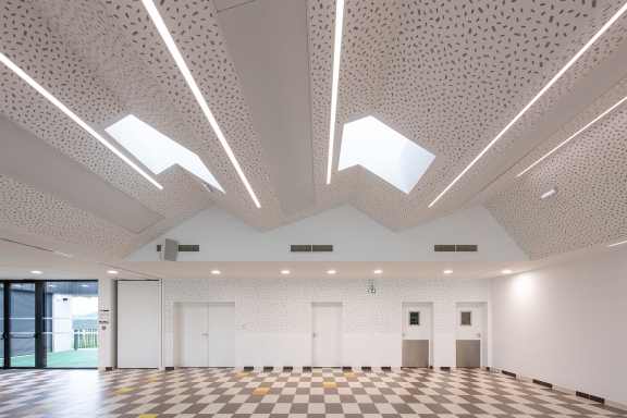 Mise en oeuvre du plafond plâtre acoustique non démontable Knauf Delta UFF dans la salle polyvalente de Nozay