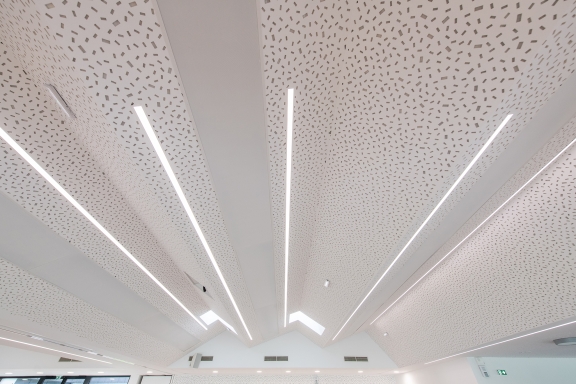 Mise en oeuvre du plafond plâtre acoustique non démontable Knauf Delta UFF dans la salle polyvalente de Nozay