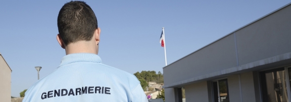 Photo de gendarmerie, où peuvent être utilisées des solutions de sécurité pour cloisons